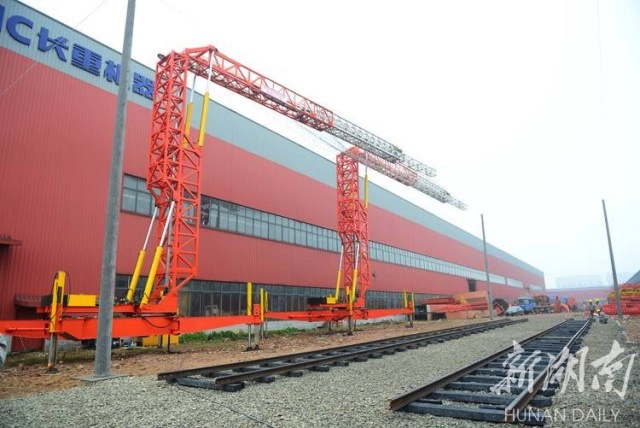 全球首臺(tái)鐵路跨越工程防護(hù)智能裝備長沙下線